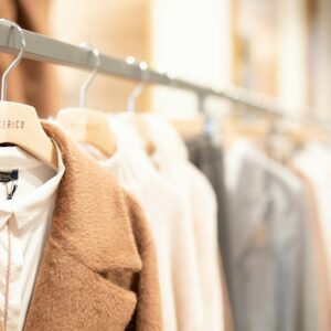 Veste en laine et chemise blanche en coton pesersico